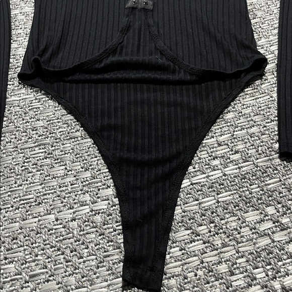 Forever 21 | Black V-Neck Long Sleeve Bodysuit - Picture 5 of 9